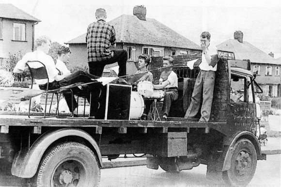 A Quarrymen a teherautó platóján