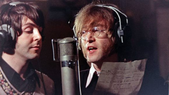 John Lennon és Paul McCartney a Hey Bulldog énekét rögzíti