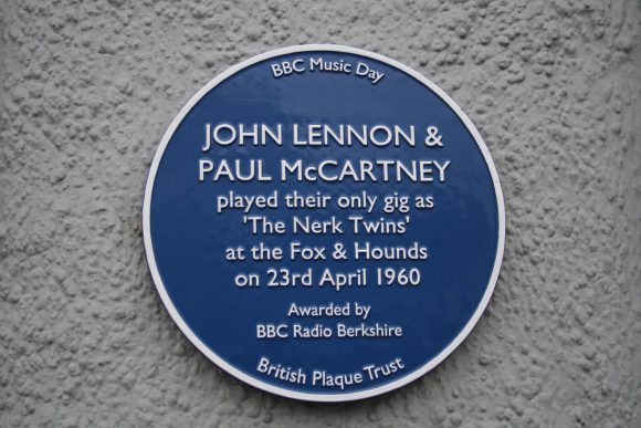 Blue plaque commemorating Lennon and McCartney's performances at the Fox And Hounds, Caversham