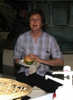 Paul+McCartney+Paul+McCartney+Burger+Coachella+Y3IB6THcSFfx.jpg