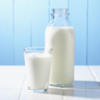 Glass-and-bottle-of-milk-fe0997a.jpg