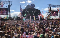 glastonbury-crowd-2019.jpg